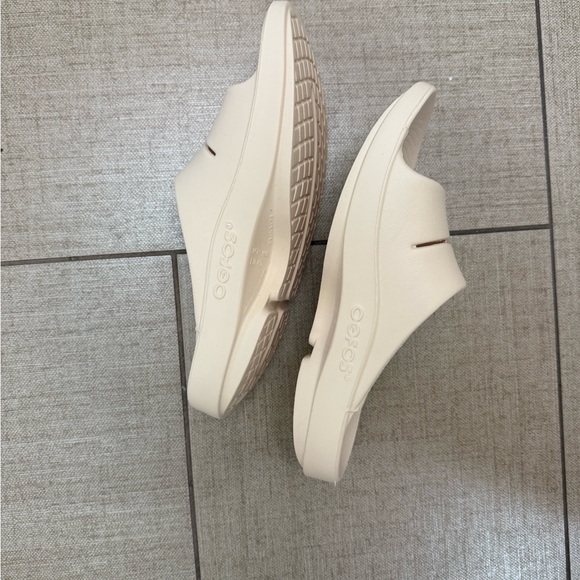 OOFOS Off-White Slide Sandals 9W (8-8.5) NWT - Picture 6 of 6